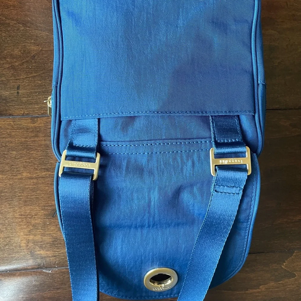 Baggallini crossbody blue color. Pockets with zippers and secure turn latch. - Picture 10 of 12